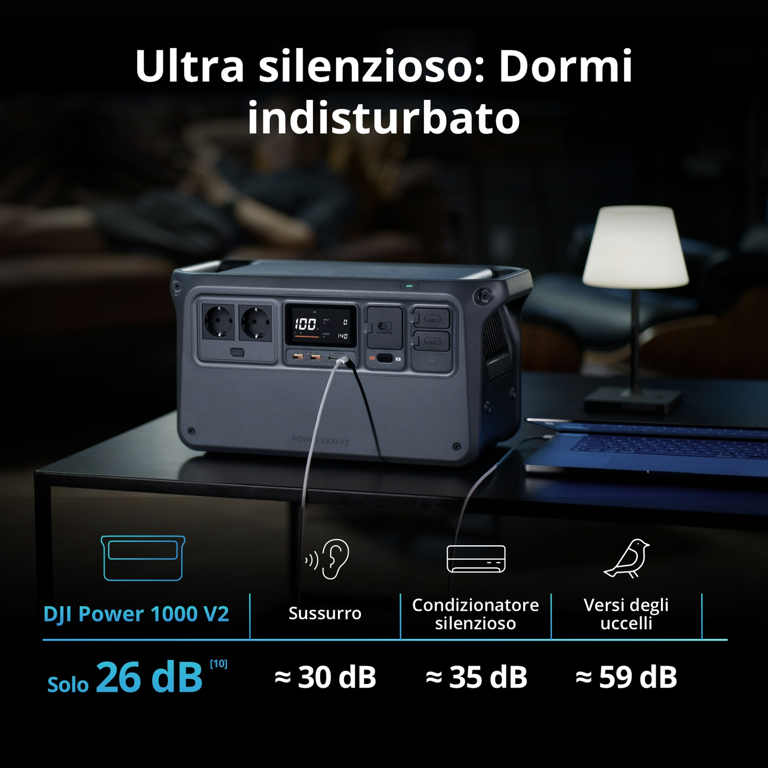 Graues DJI Power 1000 V2 Netzteil auf Tisch, mit Ladeanzeige und Anschlüssen.