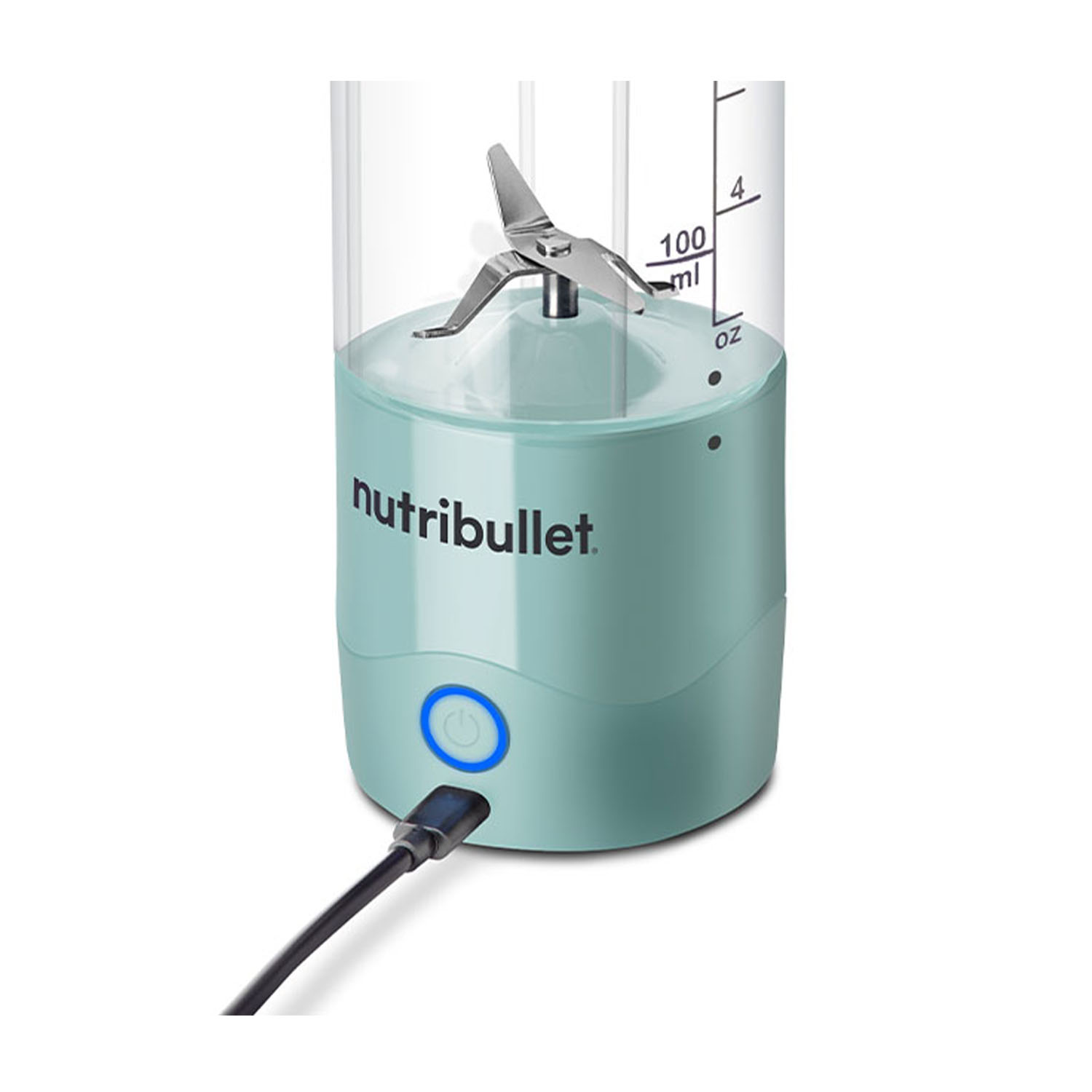 Un frullatore Nutribullet azzurro con lame in metallo è in carica.