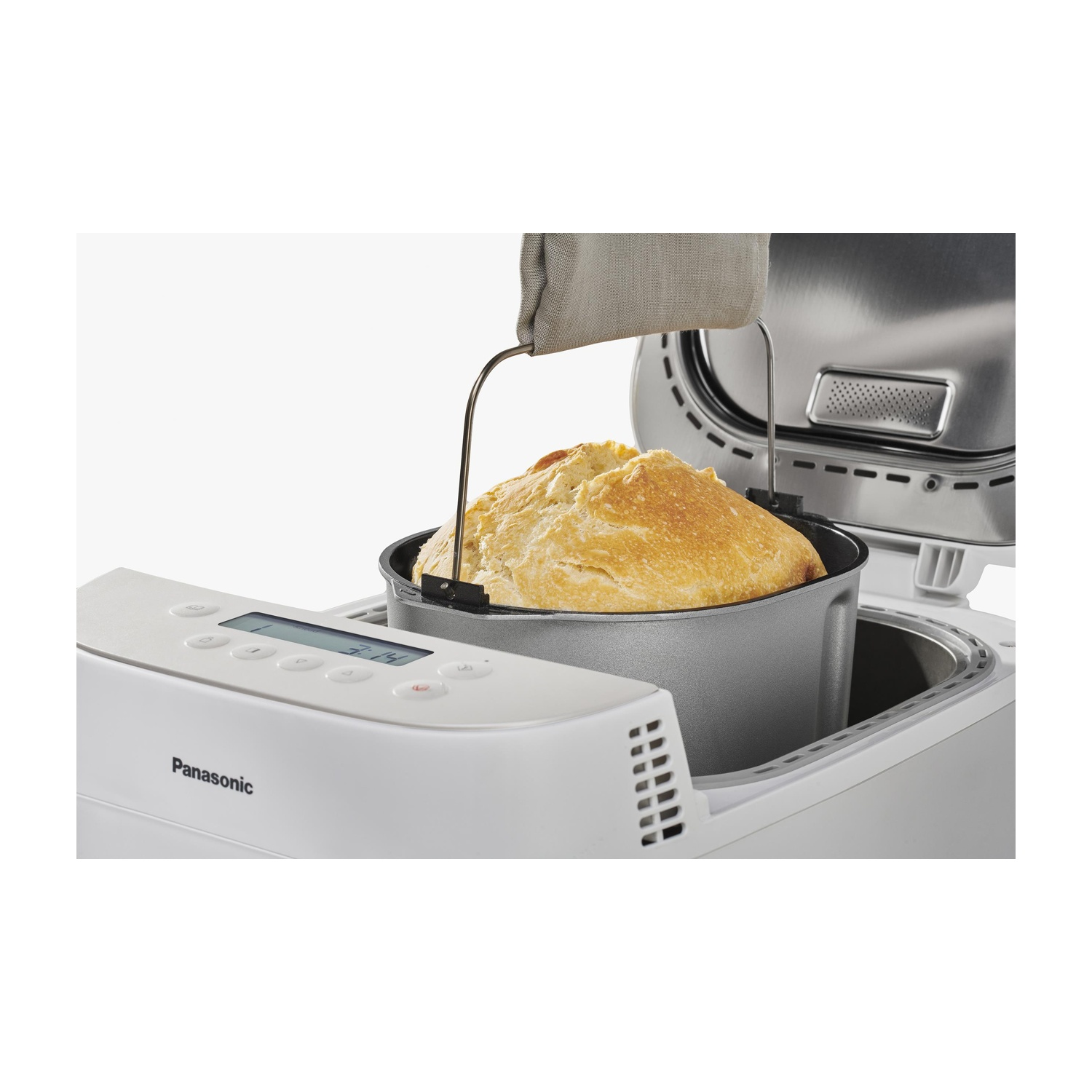 Una pagnotta appena sfornata viene sollevata da una macchina del pane.