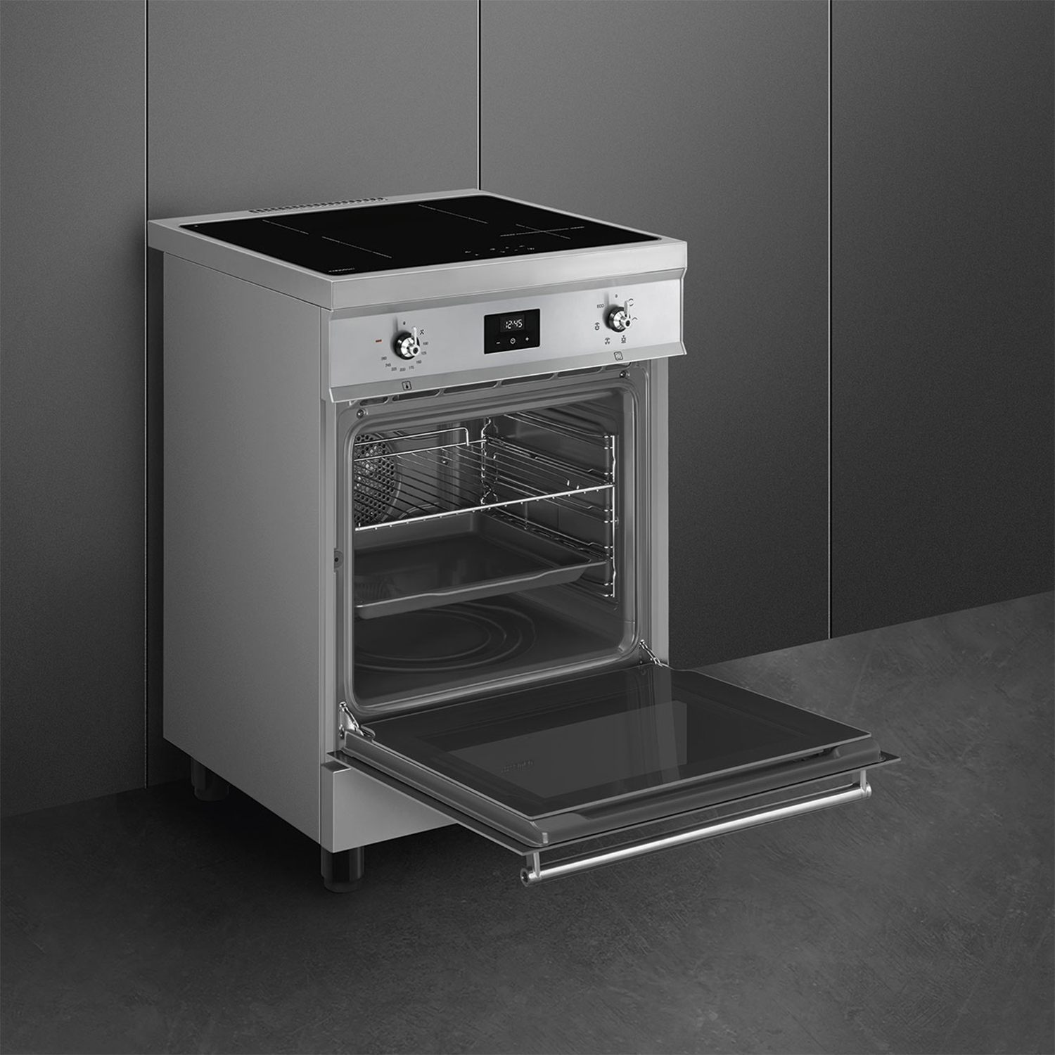 Moderno forno argento con piano cottura in vetroceramica e porta aperta.