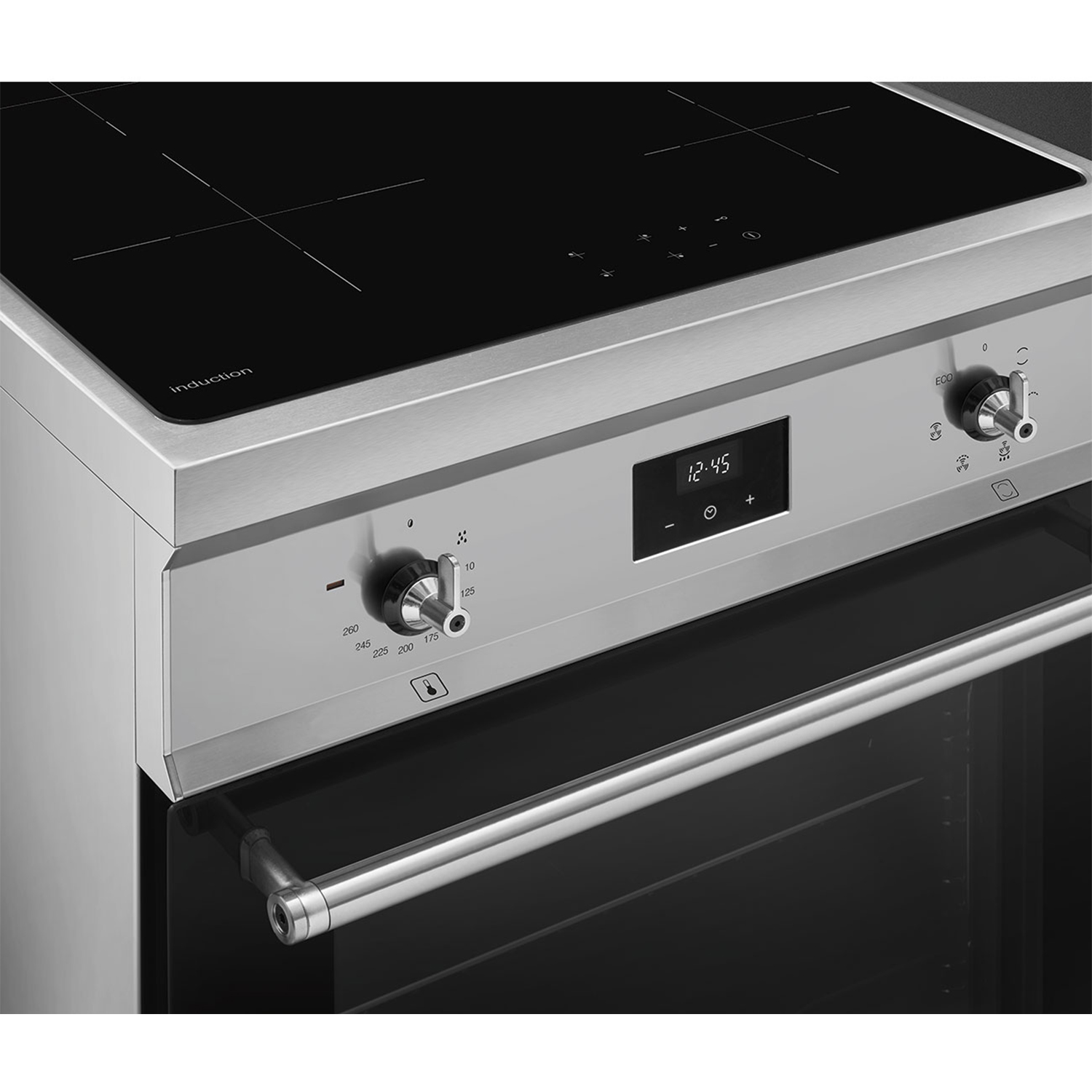 Piano cottura a induzione in acciaio inox con superficie in vetro nero e display digitale.
