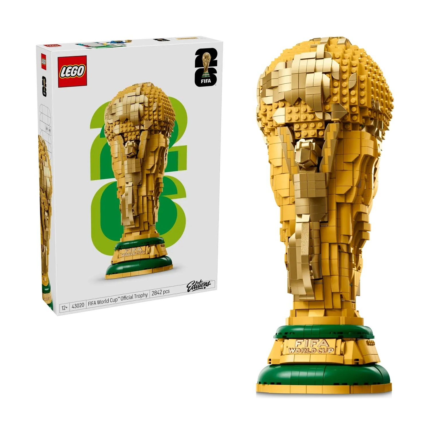 Een gouden Lego-trofeemodel met groene basis en Lego-doos ernaast.