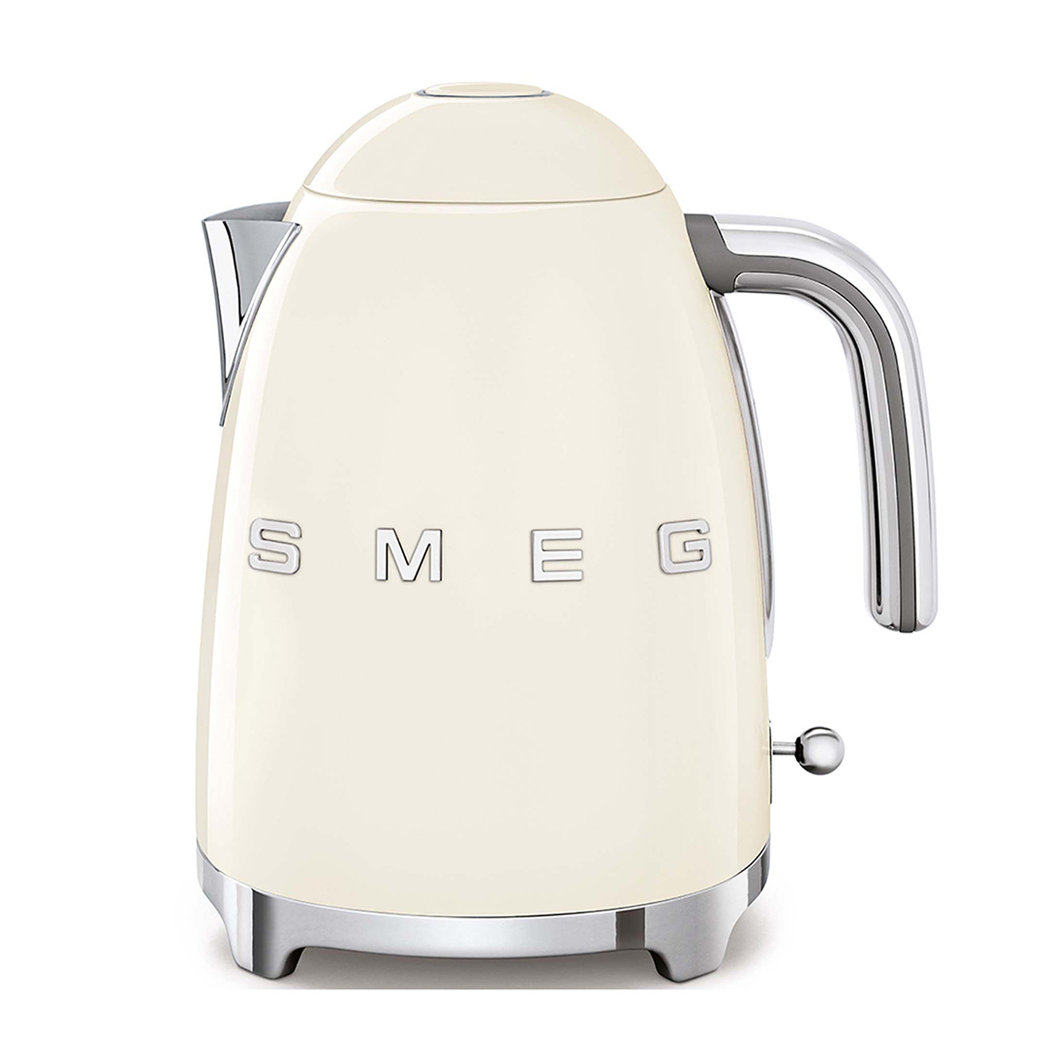 Un hervidor Smeg color crema con detalles cromados sobre fondo blanco.