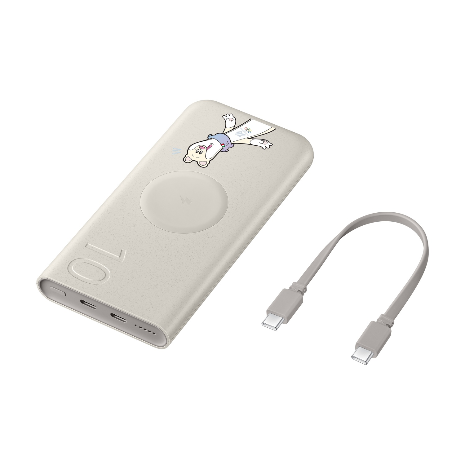 Un power bank beige con un orso dei cartoni animati e un cavo USB-C.