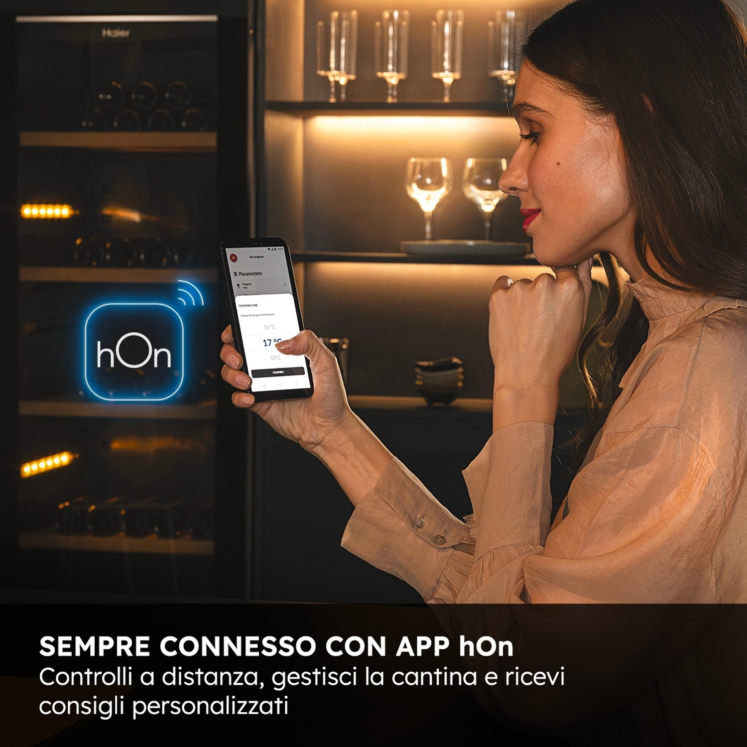 Una donna usa un'app per cantinetta Haier sul telefono. Bicchiere sullo scaffale.