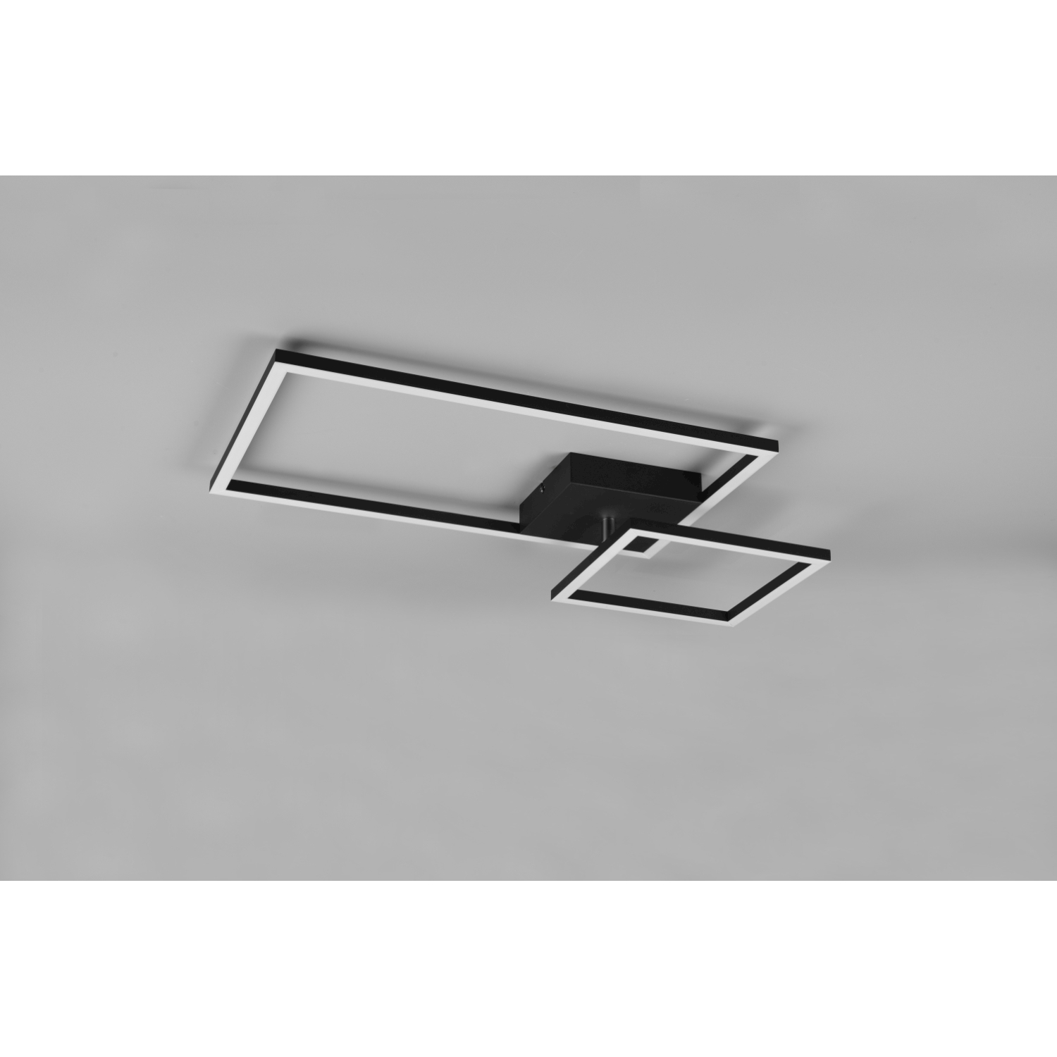 Una lampada da soffitto moderna con due cornici rettangolari bianche e nere.