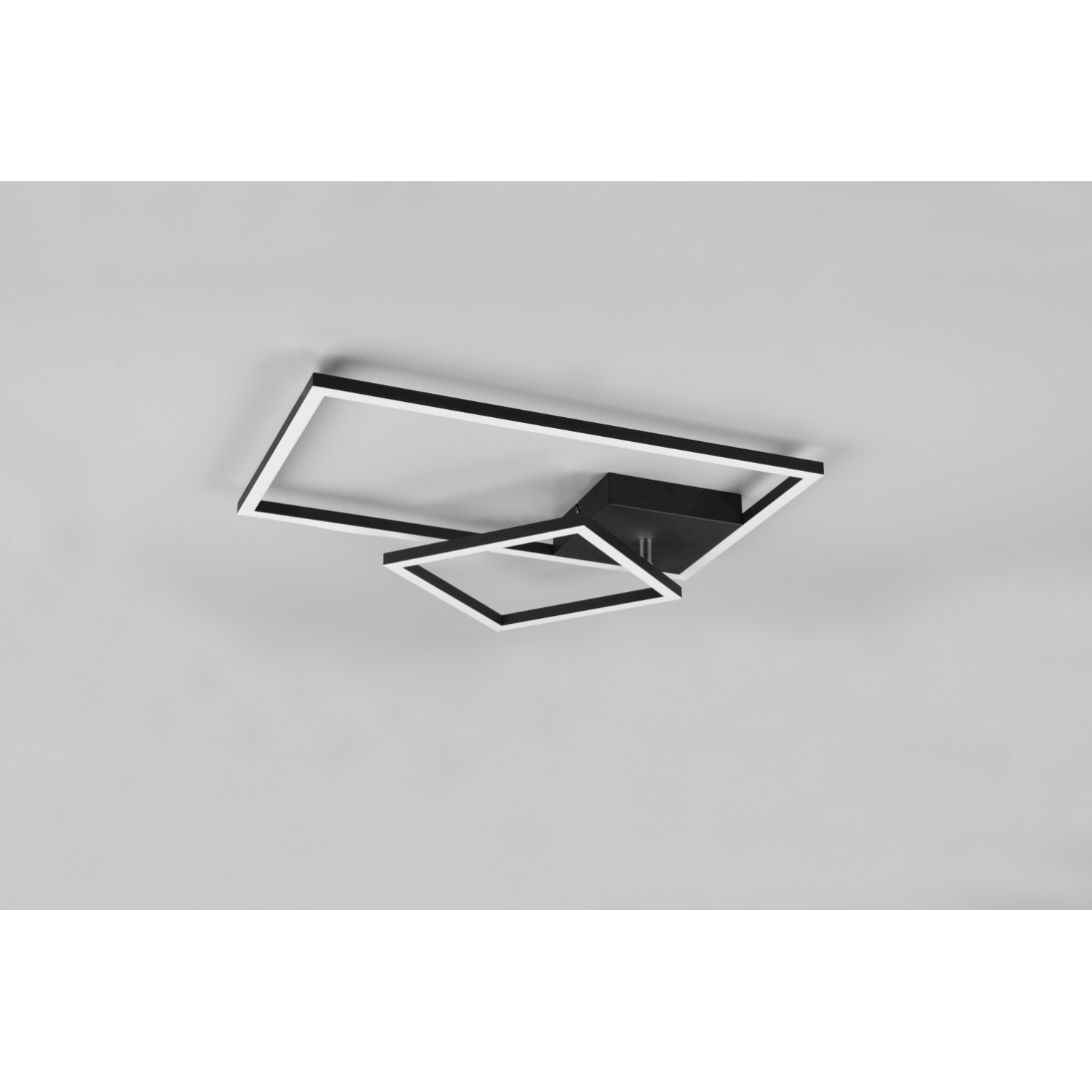 Una moderna lampada da soffitto con cornici rettangolari nere e bianche annidate.