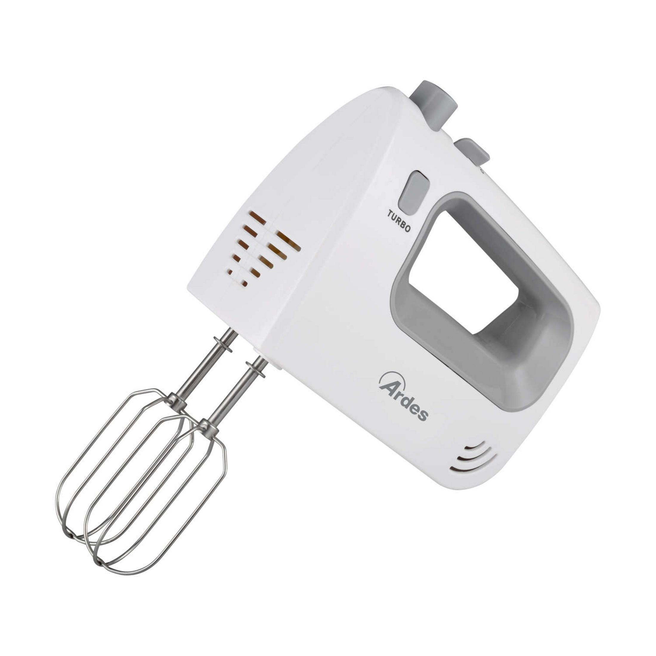 Biały mikser ręczny z szarymi akcentami i trzepaczkami.