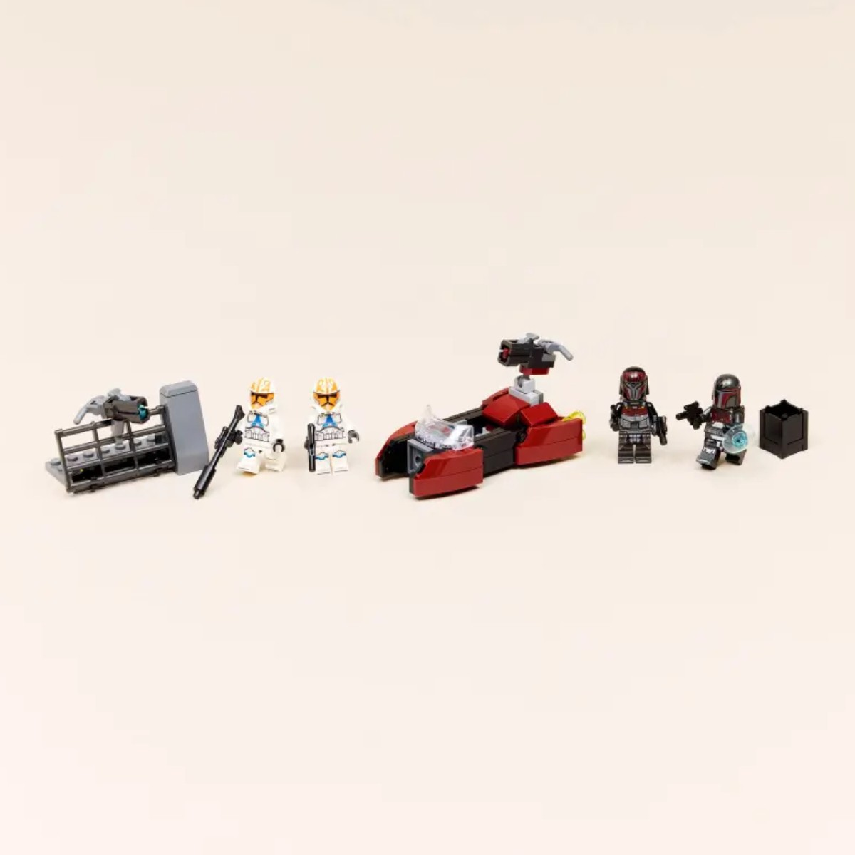 Escena de Lego Star Wars con dos soldados clon, un speeder, dos mandalorianos y una caja.