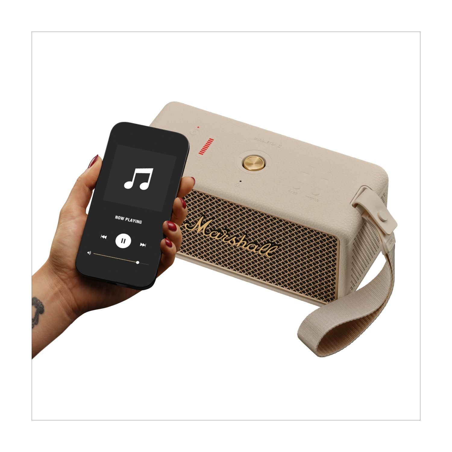 Eine Hand hält ein Smartphone mit Musik-App. Daneben ein Marshall-Lautsprecher.