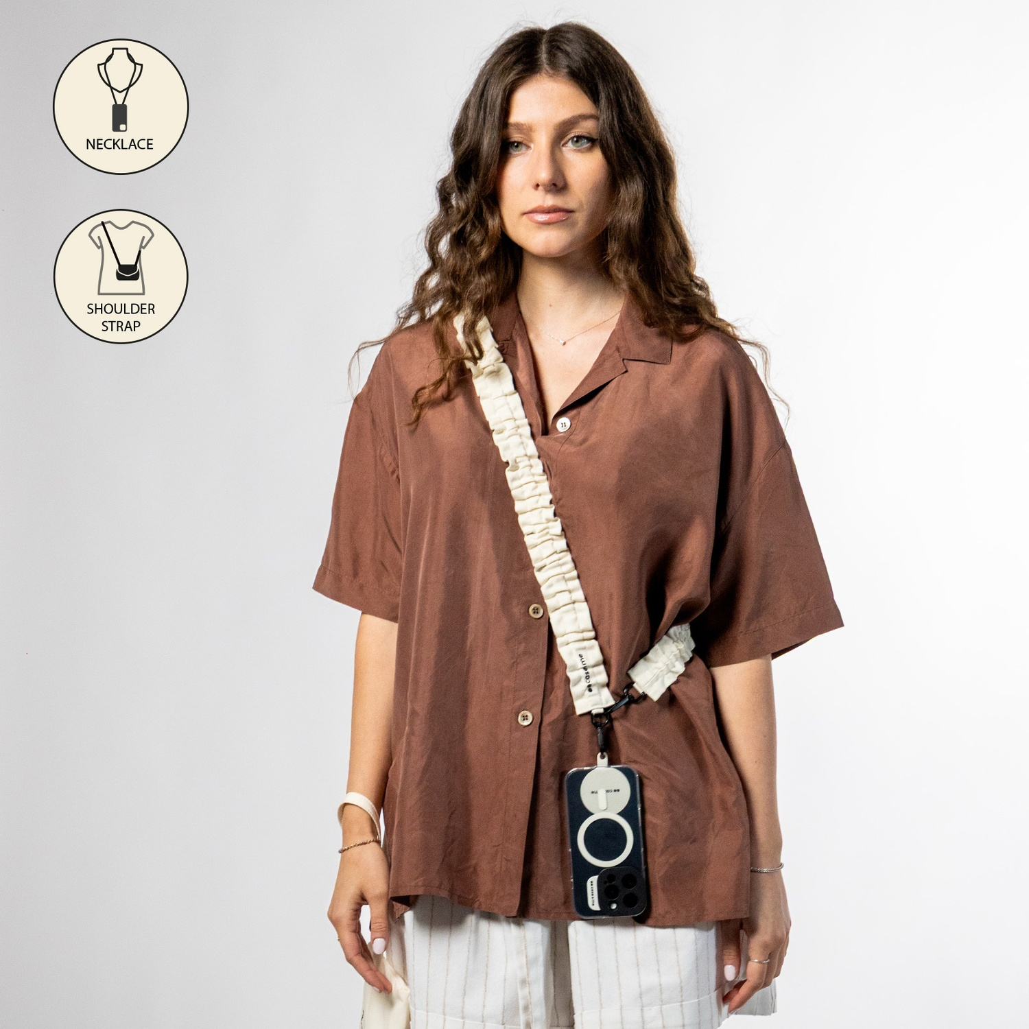 Mujer con camisa marrón y bolso cruzado para teléfono con correa blanca