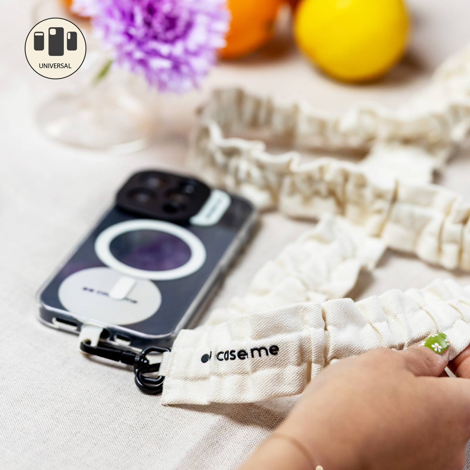 Un iPhone en una funda con correa "case me".