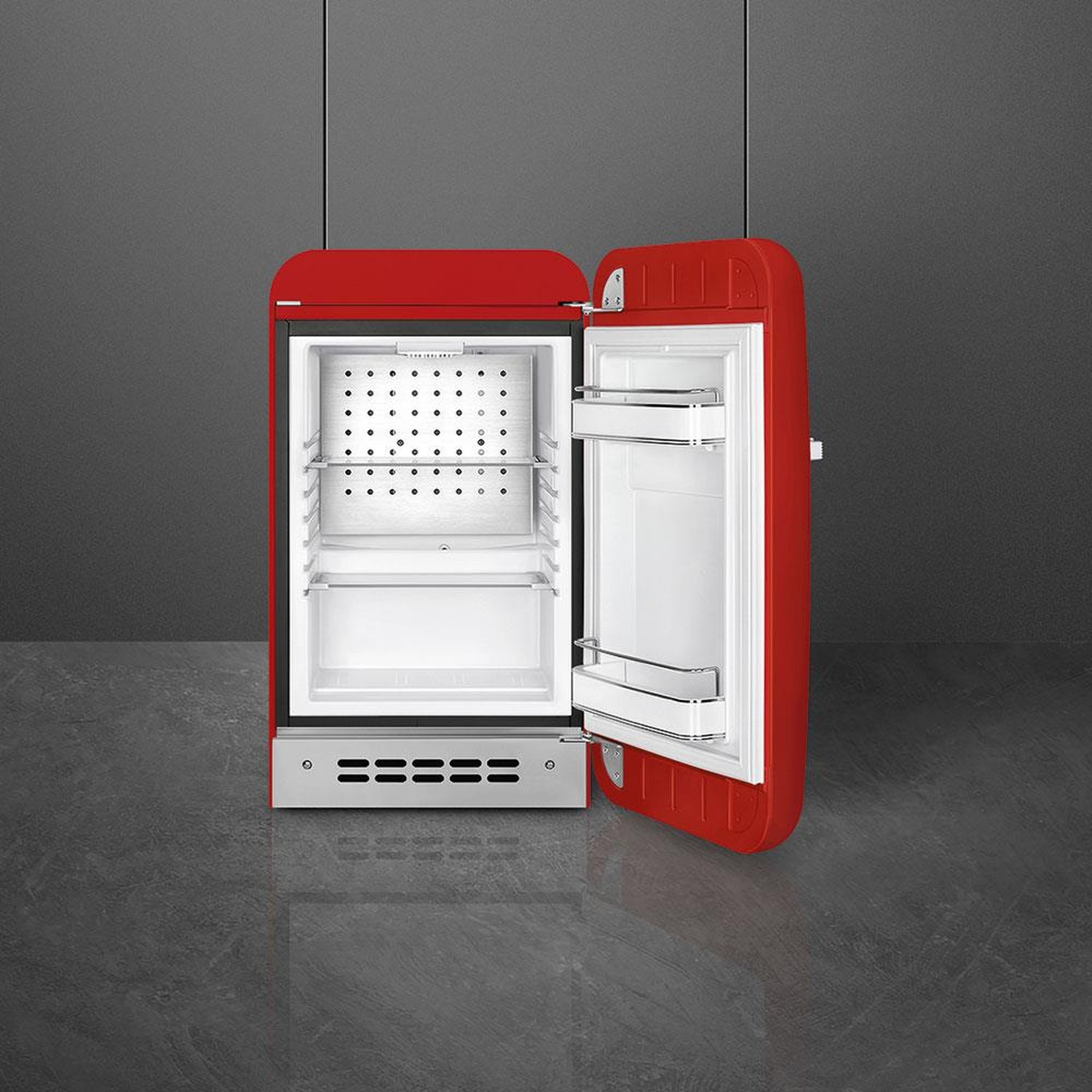 Nevera roja retro con puerta abierta y estantes interiores blancos.