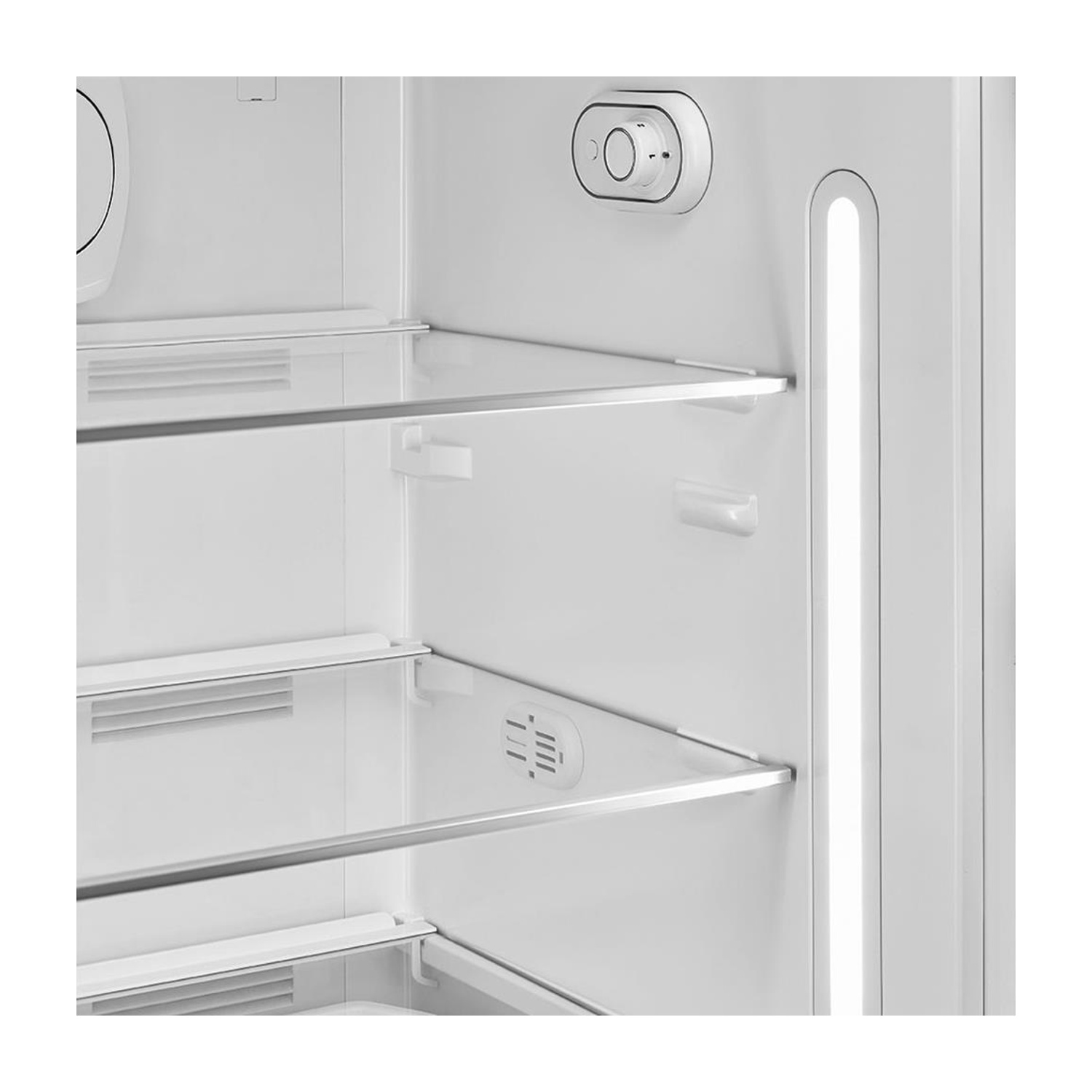 Vista interior de un refrigerador blanco con estantes e iluminación LED.