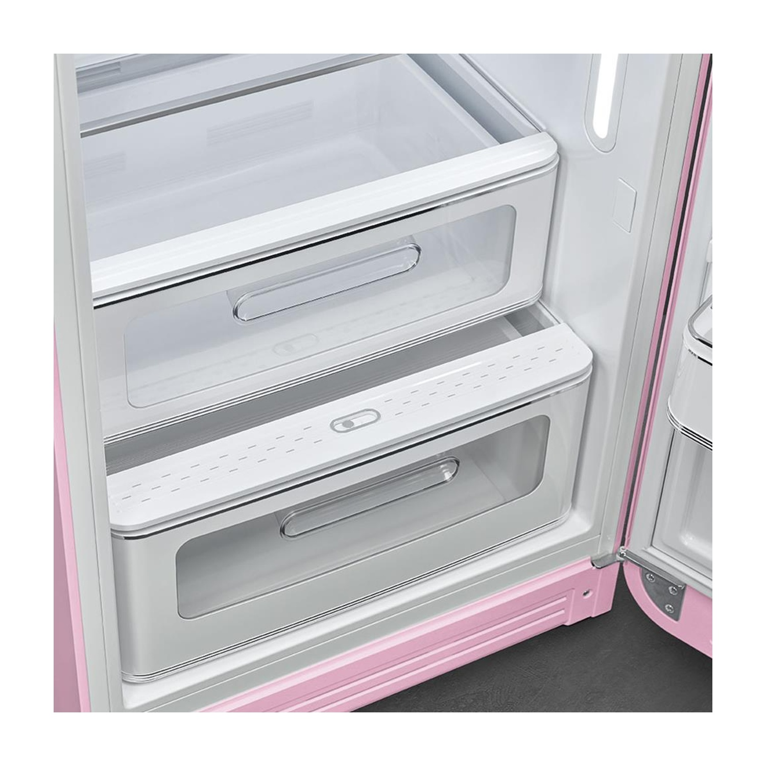Interior de un refrigerador rosa con dos cajones con frentes transparentes.