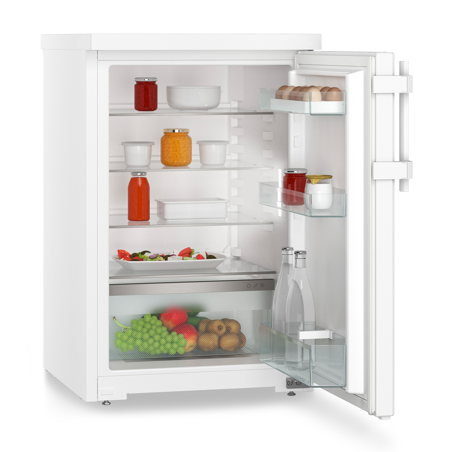 Refrigerador blanco abierto con comida: frascos, huevos, ensalada, fruta y botellas.