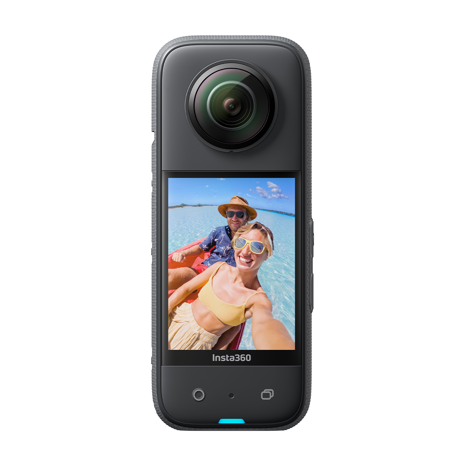 Homme et femme dans un radeau rouge sur l'eau bleue. Caméra Insta360.