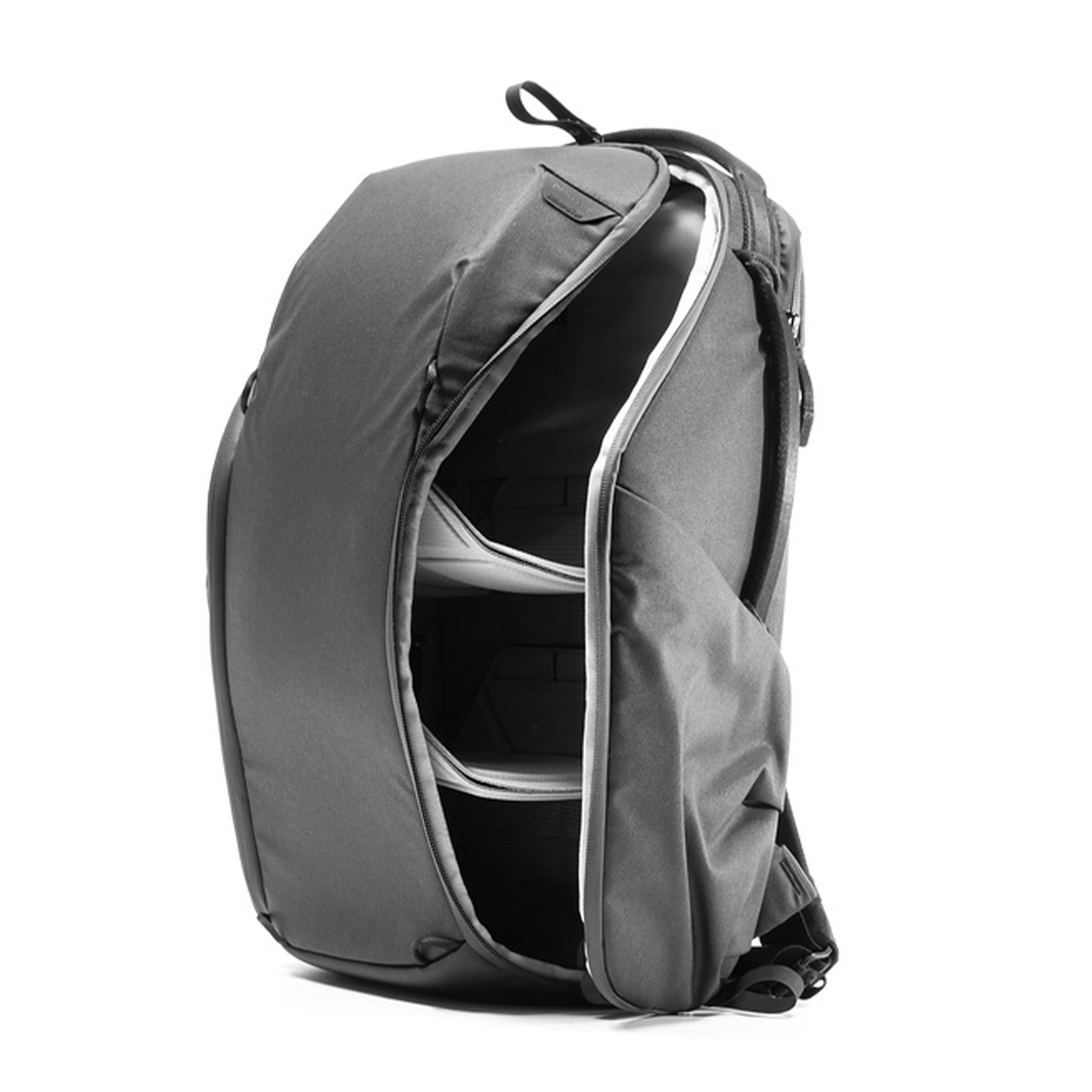 Zaino grigio con scomparto aperto e inserti bianchi, su sfondo bianco.