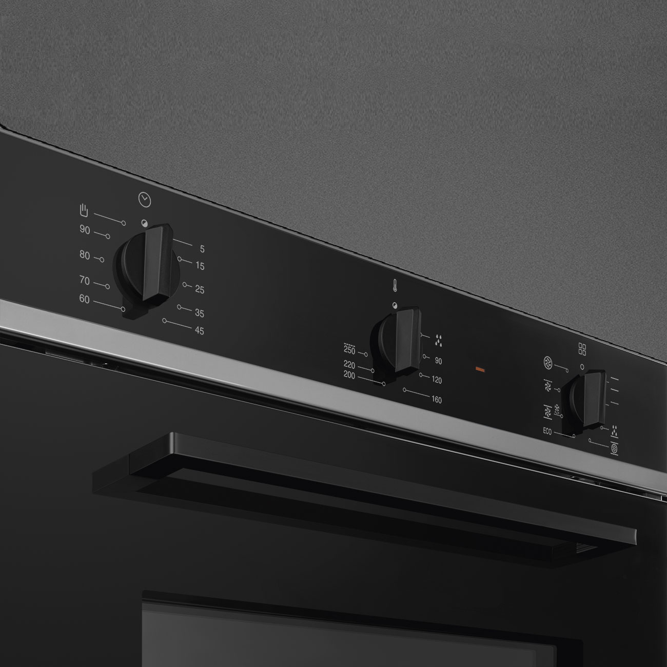 Pannello di controllo nero del forno con tre manopole e indicazioni temperatura/tempo.