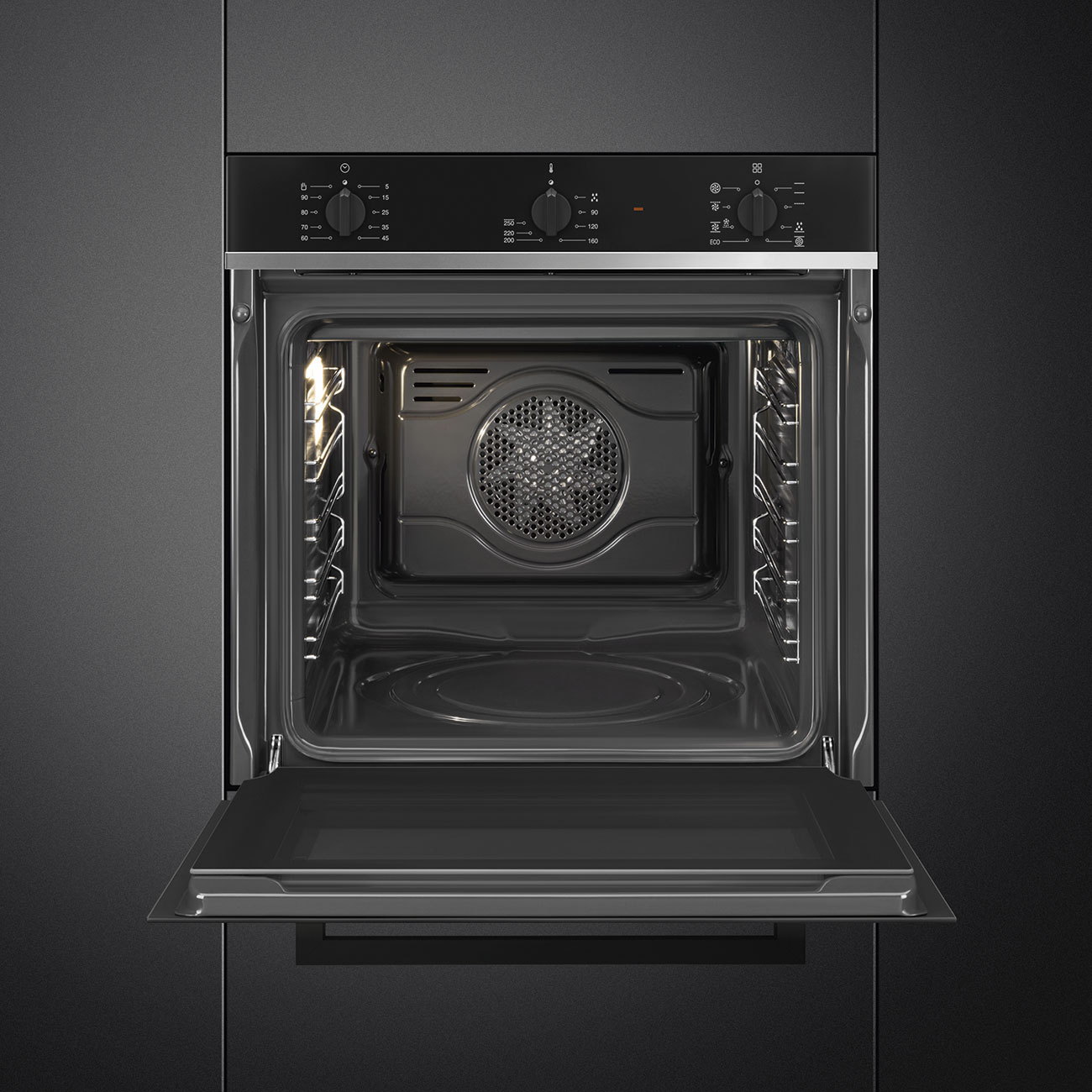 Un forno da incasso aperto e moderno con pannello di controllo nero e porta in vetro.