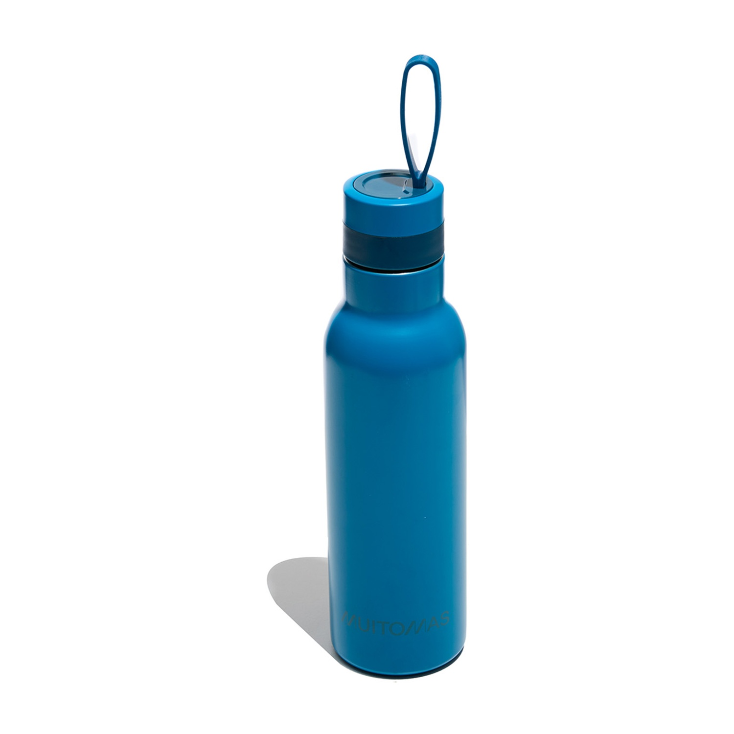Una borraccia blu con tappo ad anello blu su sfondo bianco.