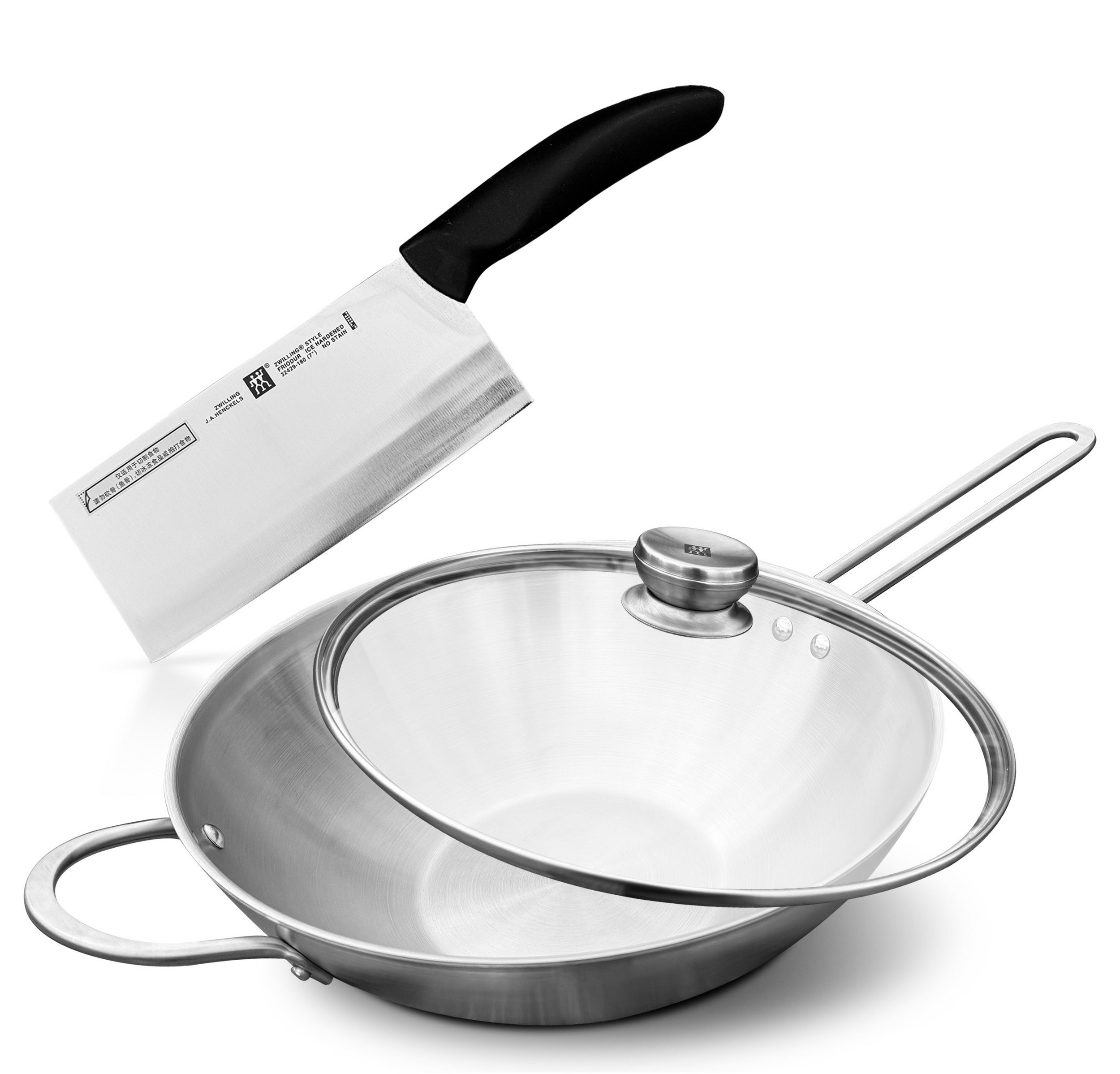Ein Kochmesser liegt über einem silbernen Wok mit Glasdeckel auf weißem Hintergrund.