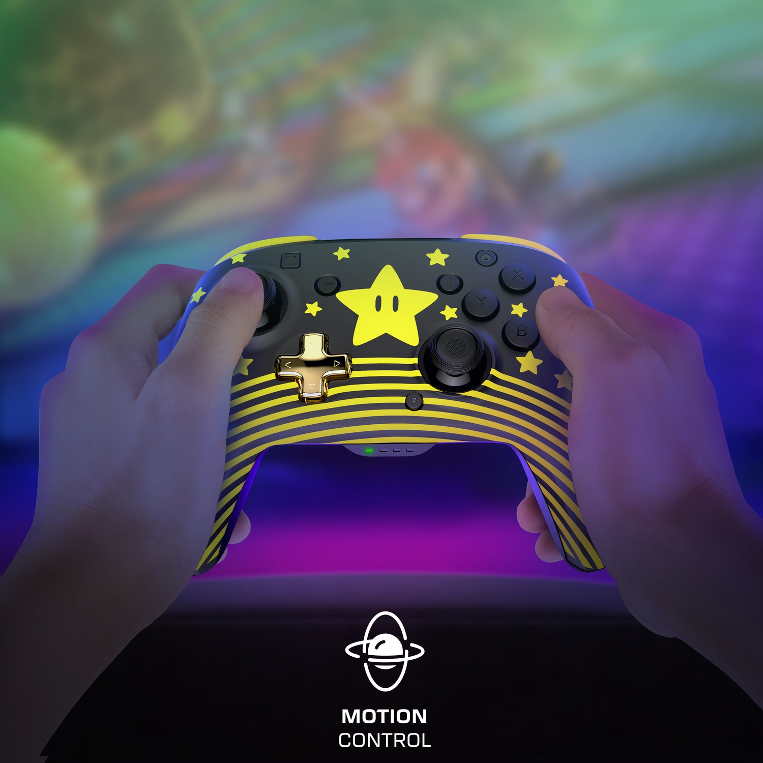 Eine Person hält einen Controller mit Sternen-Design und gelben Streifen.