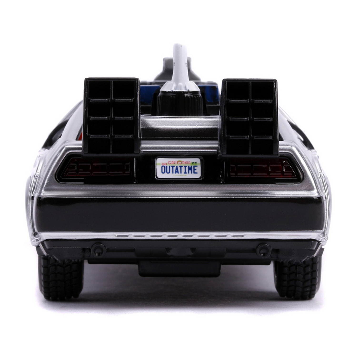 Vista posteriore di un'auto DeLorean con targa "OUTATIME" su sfondo bianco.