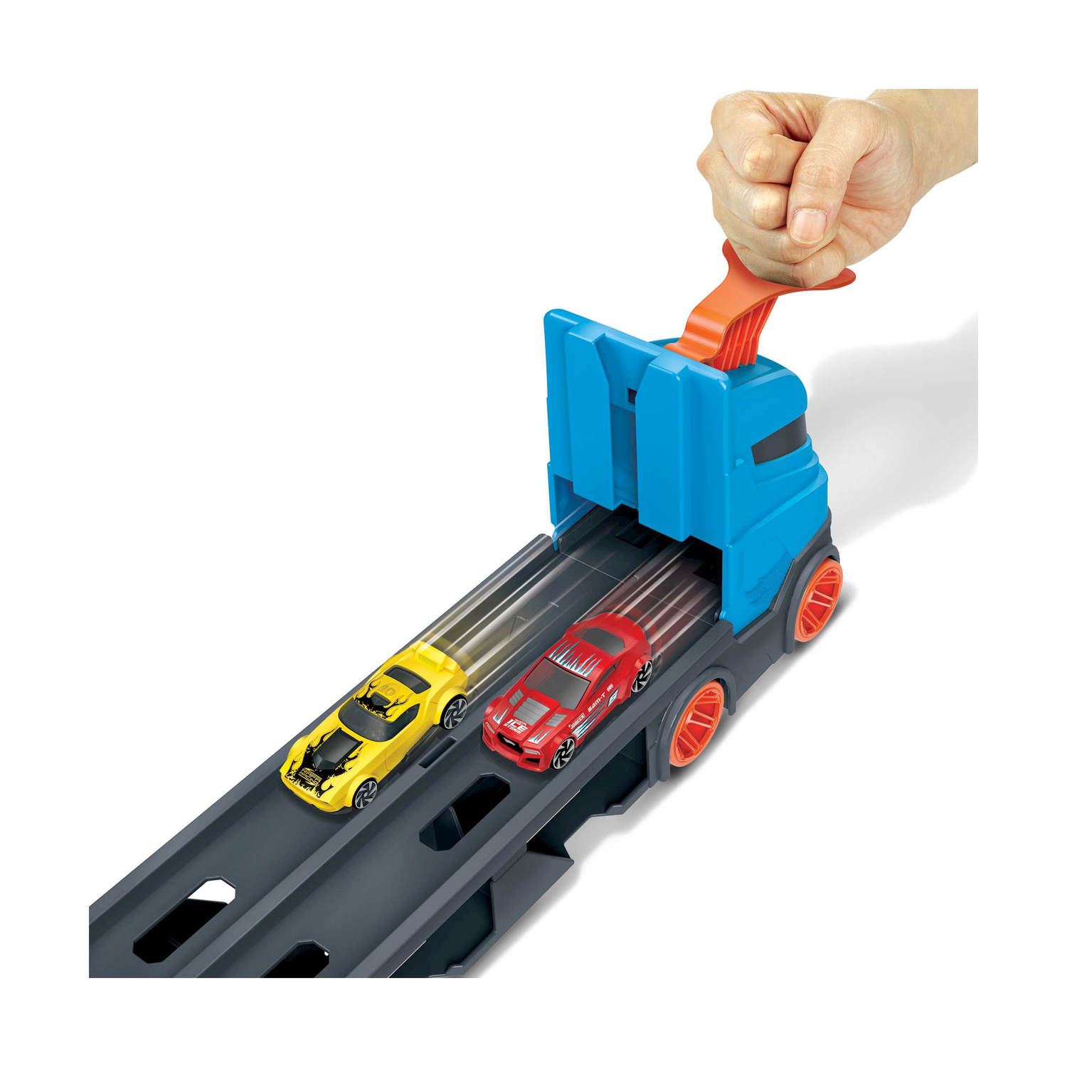 Dłoń pociąga za pomarańczową dźwignię niebieskiego startera autek, żółte i czerwone auto.