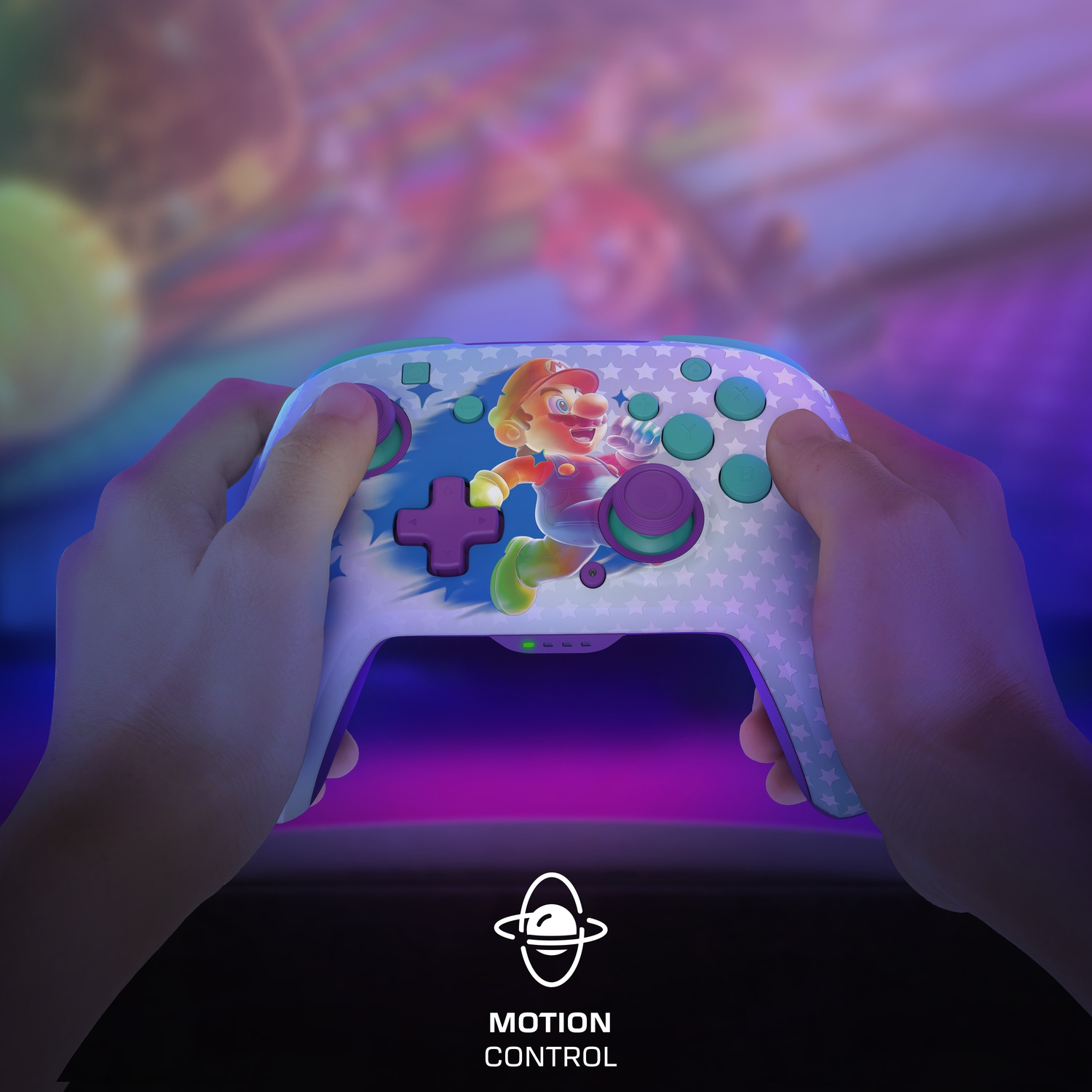 Hände halten einen Super Mario Controller mit Sternenmuster und grünen Knöpfen.