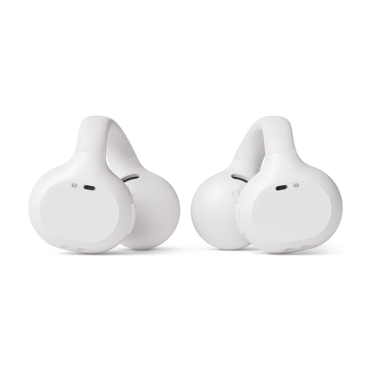 Dwa białe słuchawki leżą obok siebie na białym tle.