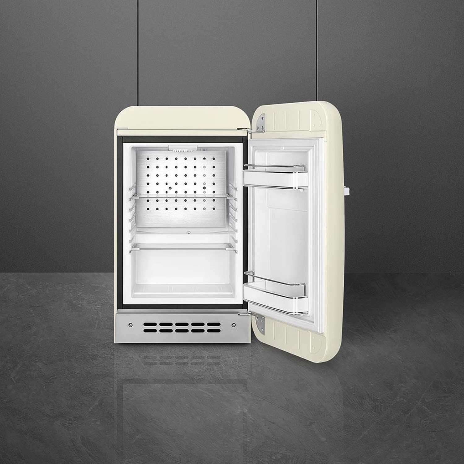 Un refrigerador abierto de color crema con estantes y compartimentos en la puerta.