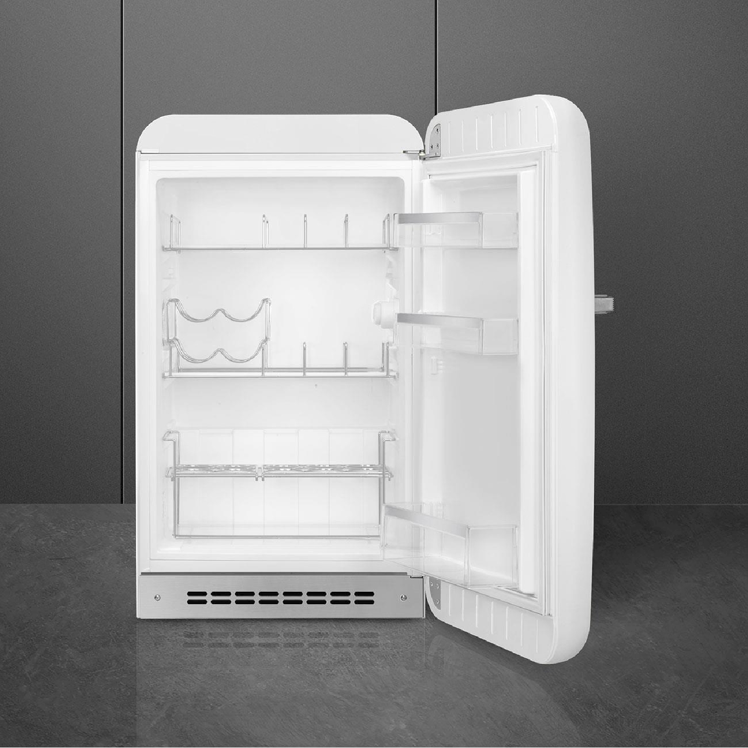 Un refrigerador blanco abierto con estantes y un botellero.