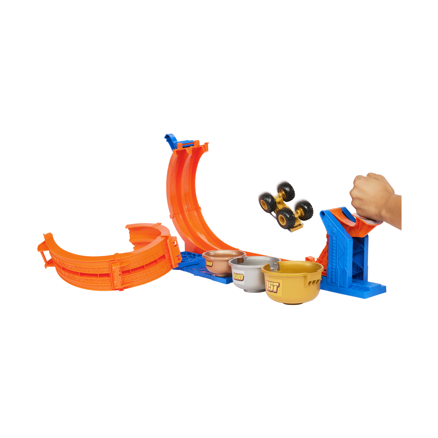 Ein gelbes Spielzeugauto springt über eine orangefarbene Rampe, die auf einen blauen Auslöser trifft.