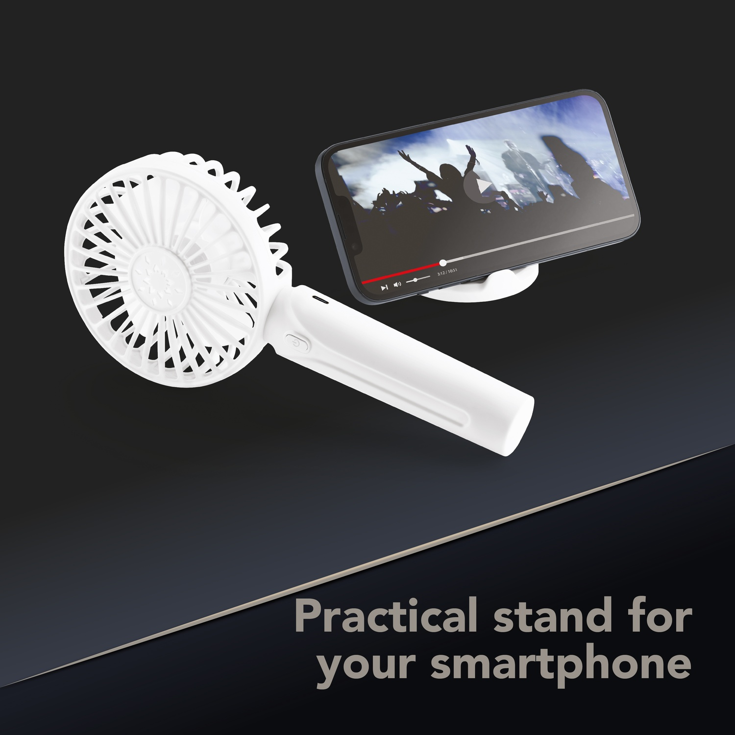 Un ventilatore bianco portatile con supporto per smartphone che mostra un video di concerto.