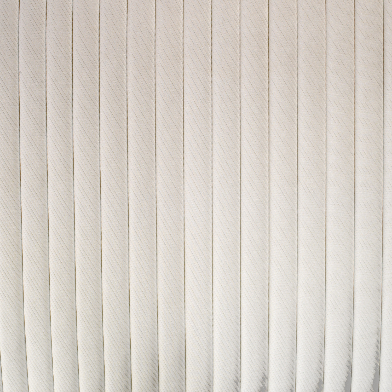 Pliegues verticales blancos con costuras finas.