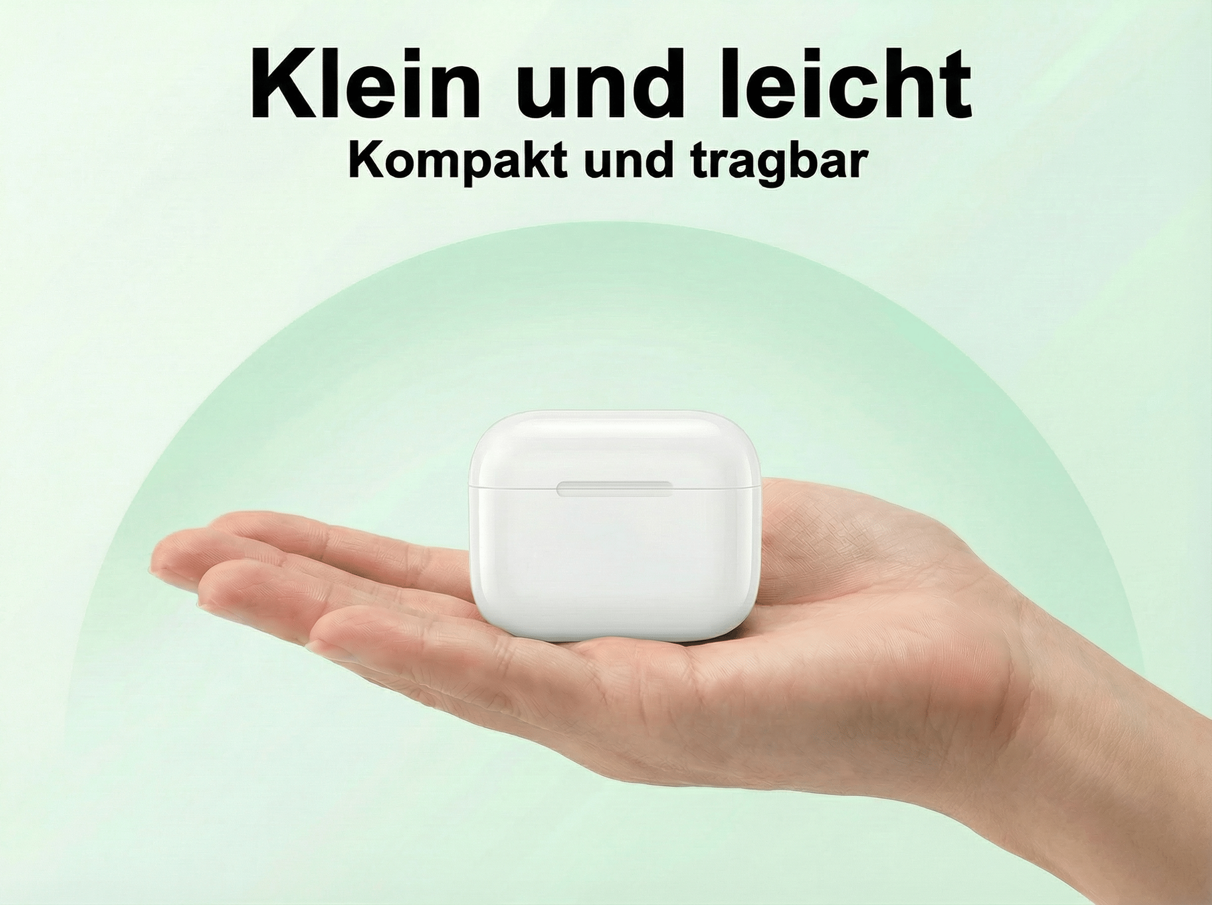 Eine weiße Ladebox für Kopfhörer liegt in einer Hand.