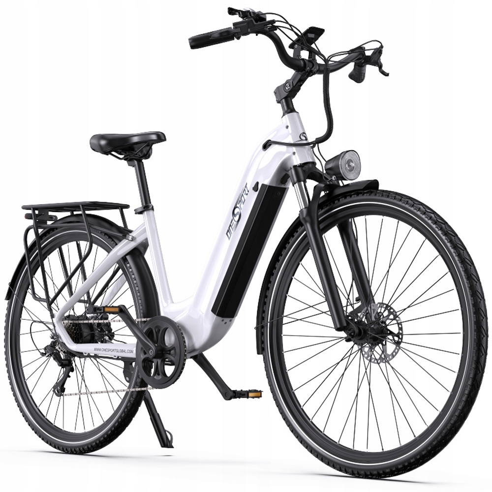 Una bicicleta eléctrica blanca con portabultos y batería negros, luz delantera y frenos de disco.