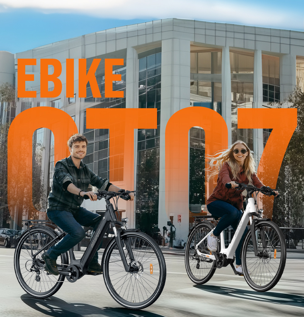 Un hombre y una mujer montan en e-bikes por una calle frente a un edificio moderno.