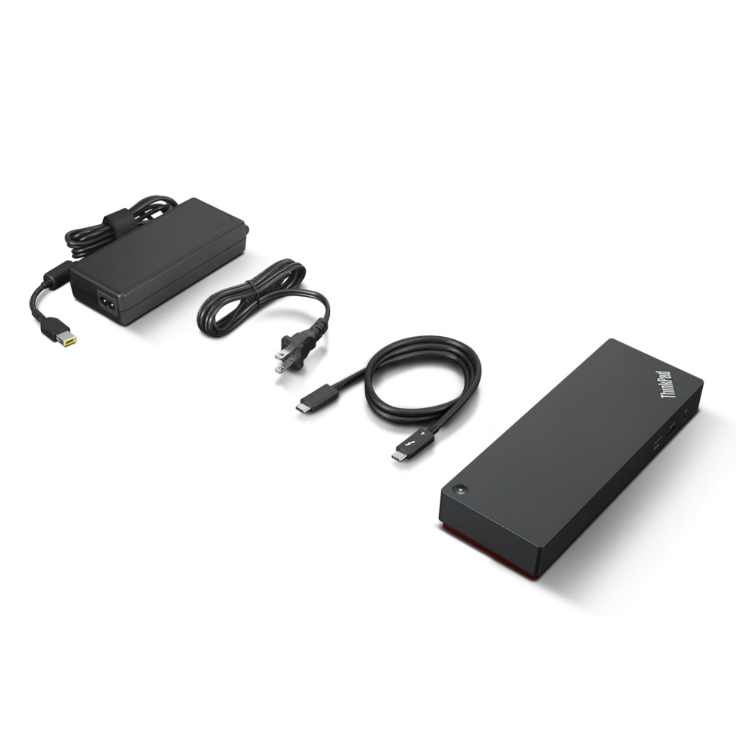 Schwarzes Netzteil, Kabel und Dockingstation von ThinkPad auf weißem Hintergrund.