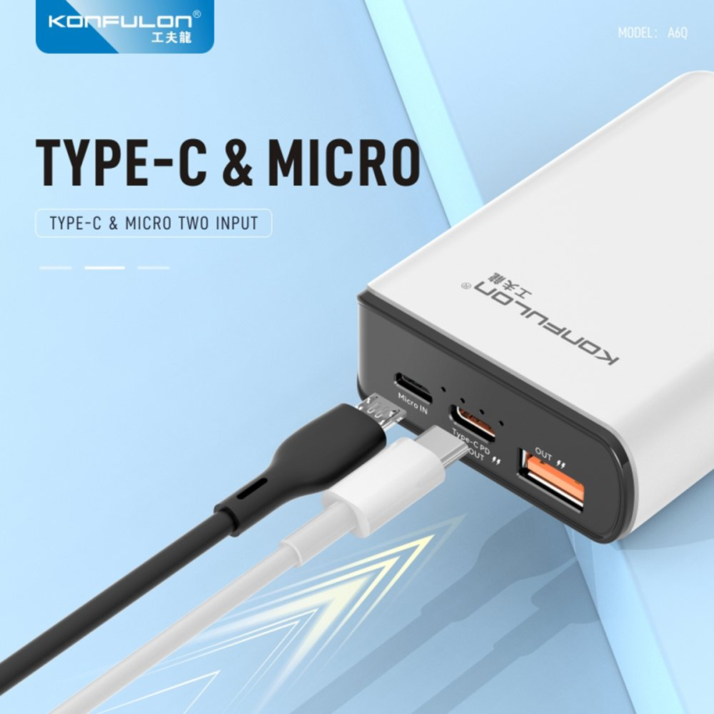 Type-C ve Micro USB bağlantı noktalarına sahip beyaz bir powerbank, siyah ve beyaz kablolarla bağlanmıştır.