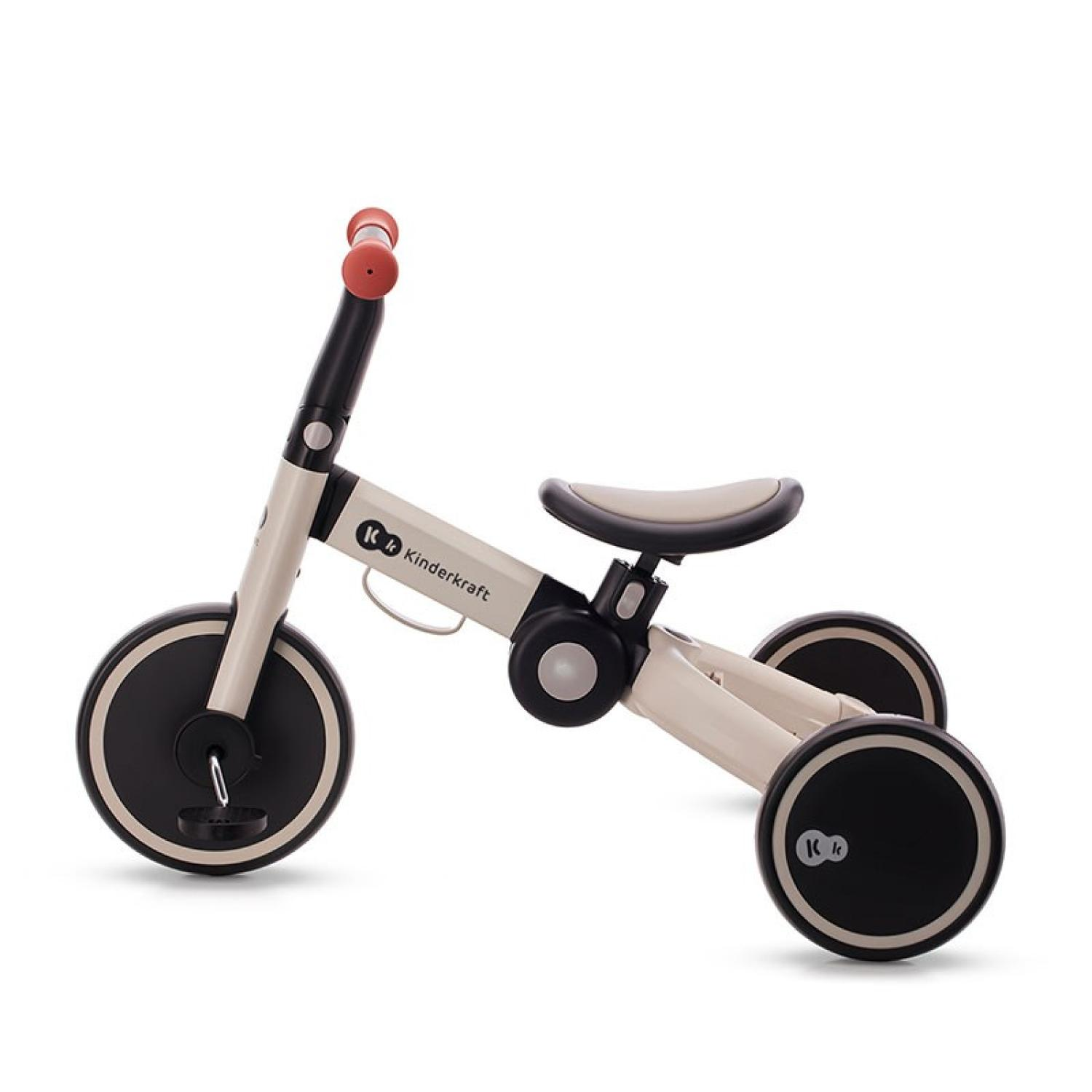 Ein beiger Dreirad-Roller mit schwarzen Rädern und rotem Griff.