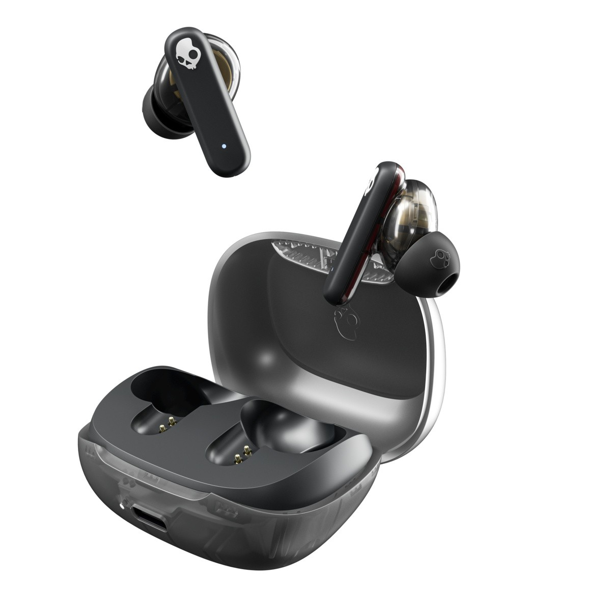 Şarj kutulu siyah Skullcandy kulaklık. Bir kulaklık açık kasanın üzerinde süzülüyor.