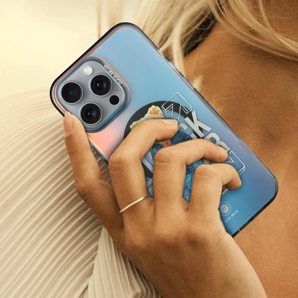 Bir el, kamera ve çıkartmalarla mavi bir akıllı telefon tutuyor.
