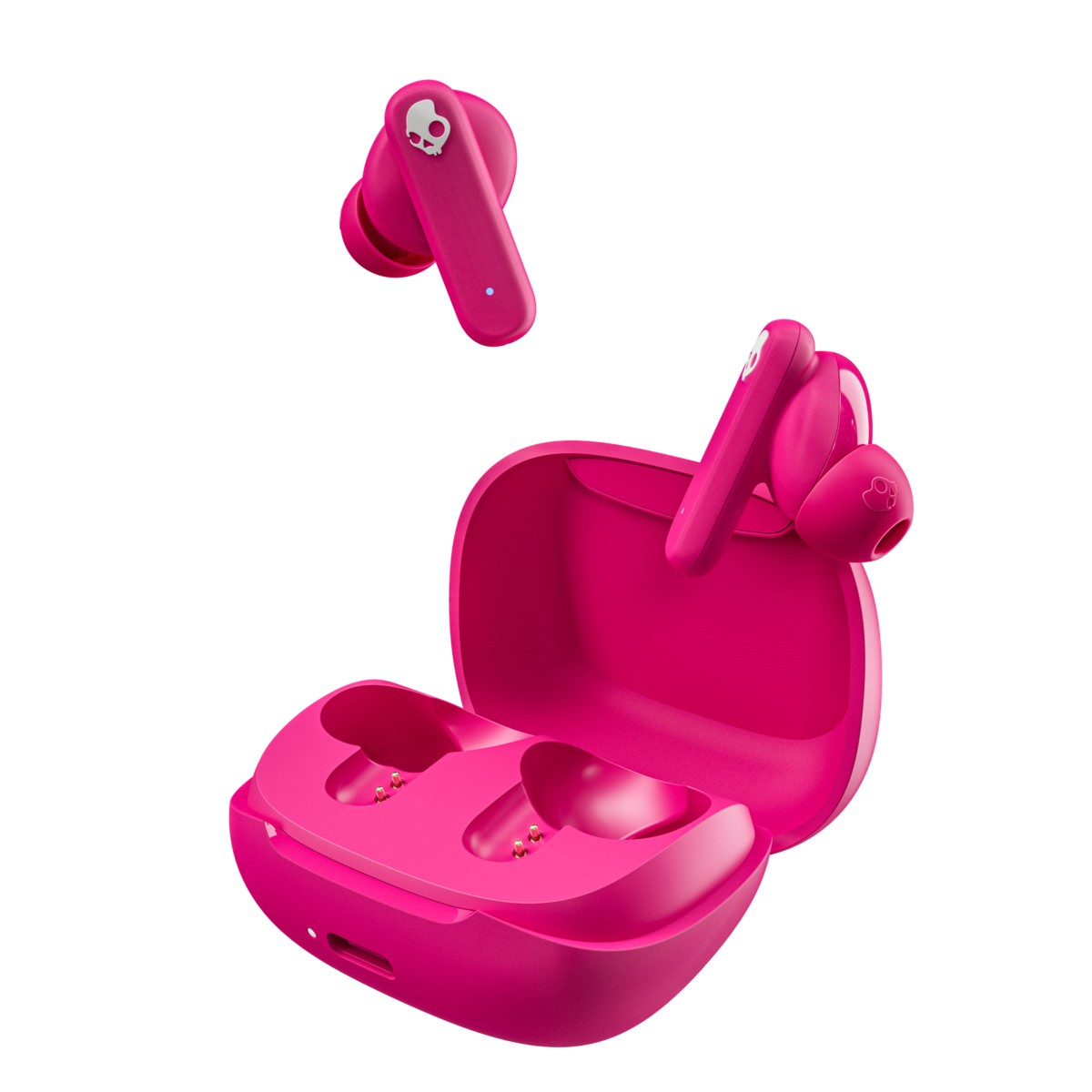 Parlak pembe Skullcandy kulaklık ve açık şarj kutusu gösteriliyor.