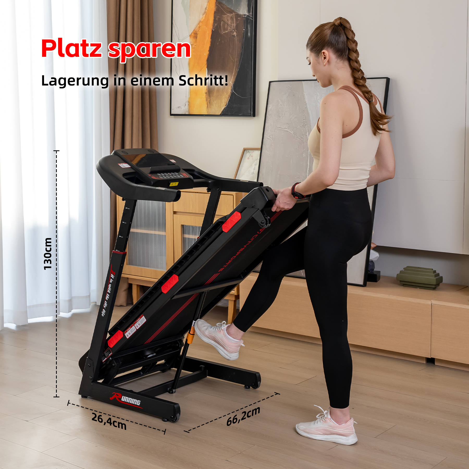 Eine Frau faltet ein schwarzes Laufband, das mit roten Akzenten versehen ist.