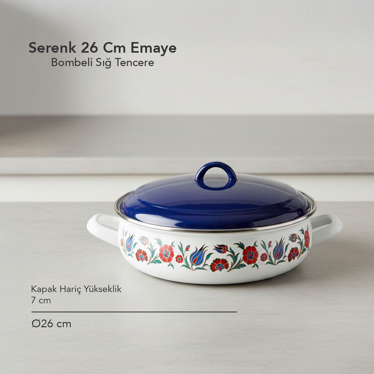 Mavi kapaklı, çiçek desenli beyaz tencere. Çap 26 cm.