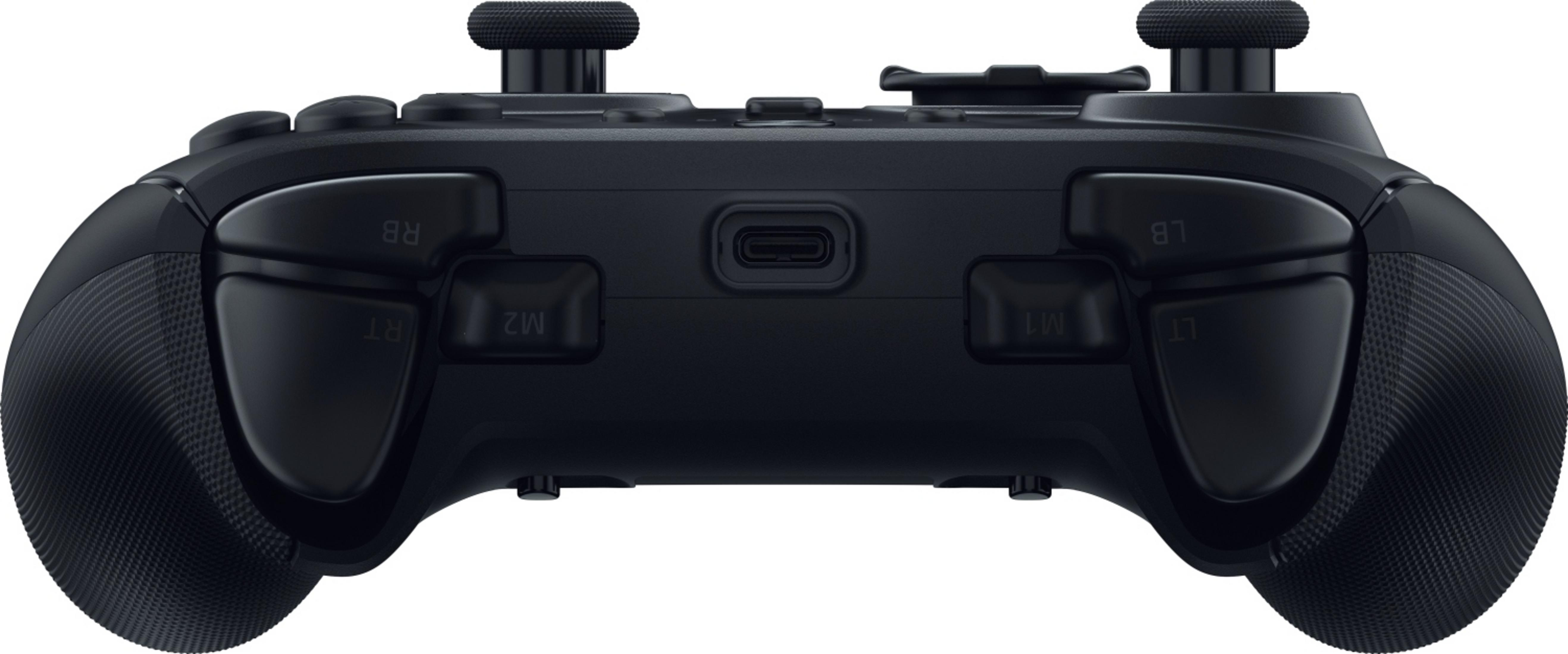 Controller da gioco nero con porta USB-C, joystick e pulsanti.