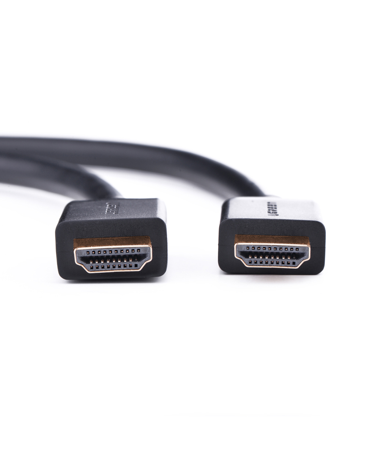 Beyaz arka plana karşı siyah kablo üzerinde iki HDMI konektörü.