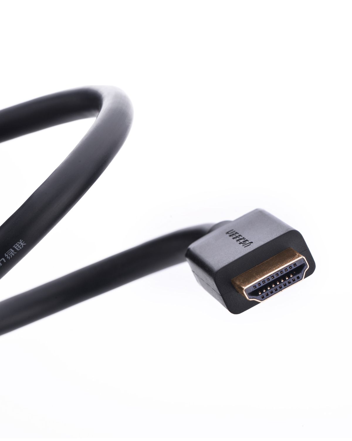Beyaz arka plan üzerinde altın konektörlü siyah HDMI kablosu.